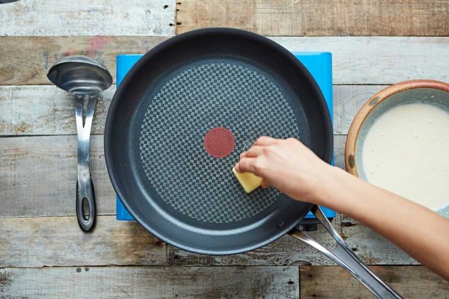 Как убрать нагар со сковороды в домашних условиях снаружи, чем очистить дно кухонной утвари: полезные советы и рекомендации