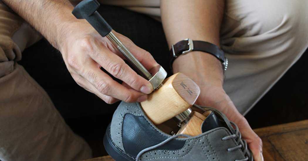 Как уменьшить размер обуви из кожи и замши дома