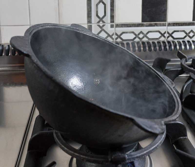 При прокаливании сковороды на поверхности образуется защитная пленка, которая защищает пористую поверхность от пригорания пищи, а пища не будет иметь металлического привкуса.