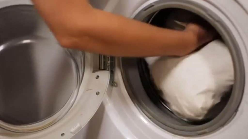 Как стирать подушки из пера в домашних условиях