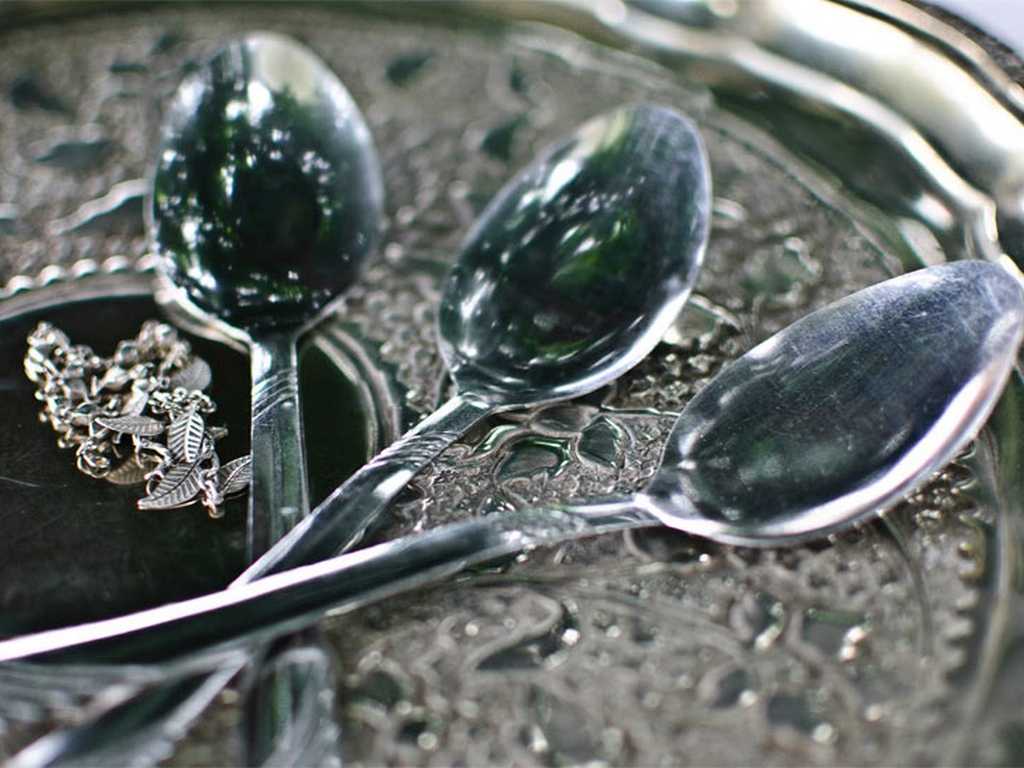 Как почистить серебро нашатырным спиртом и не испортить: какие украшения можно + чем нельзя