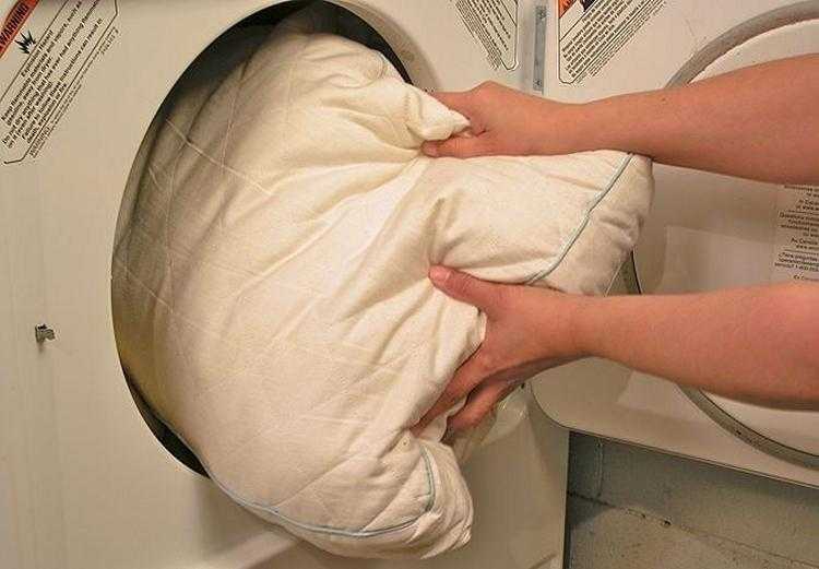 Как постирать подушку из перьев в домашних условиях: можно ли это делать дома в стиральной машине-автомат, или возможна только стирка руками?