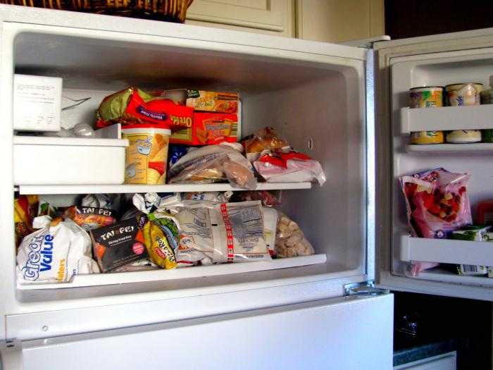Можно ли замораживать сосиски и вареную колбасу, как хранить в холодильнике, срок годности сырокопченой колбасы