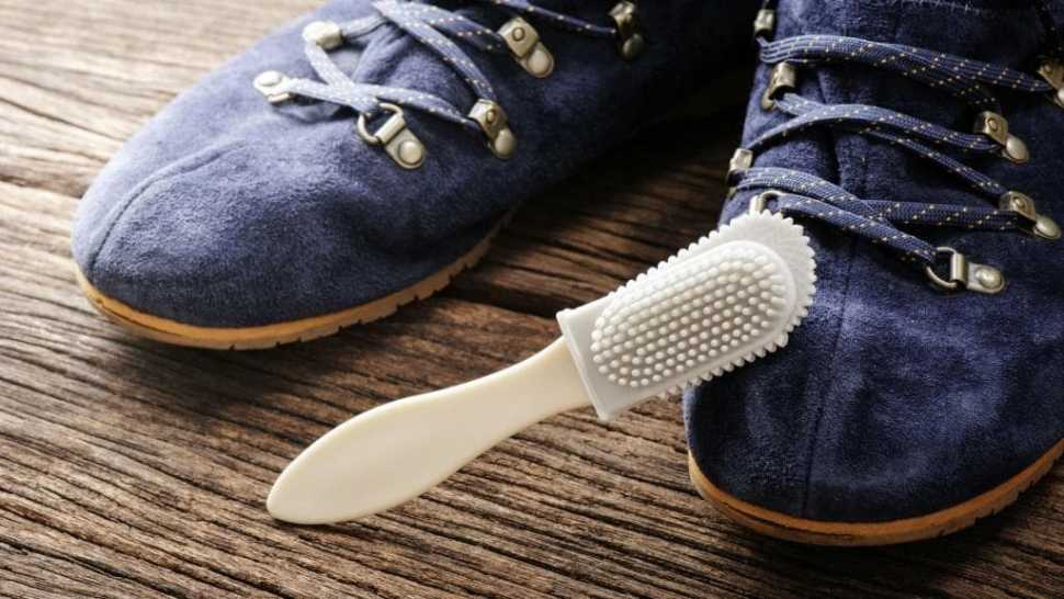 Как вывести белое пятно или жирное загрязнение с замшевой обуви варианты очистки