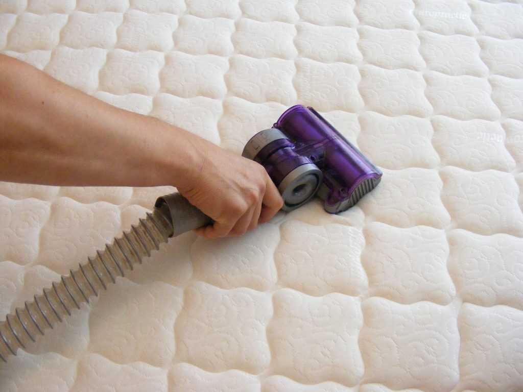Как почистить диван из ткани в домашних условиях от грязи и запаха: 25 способов