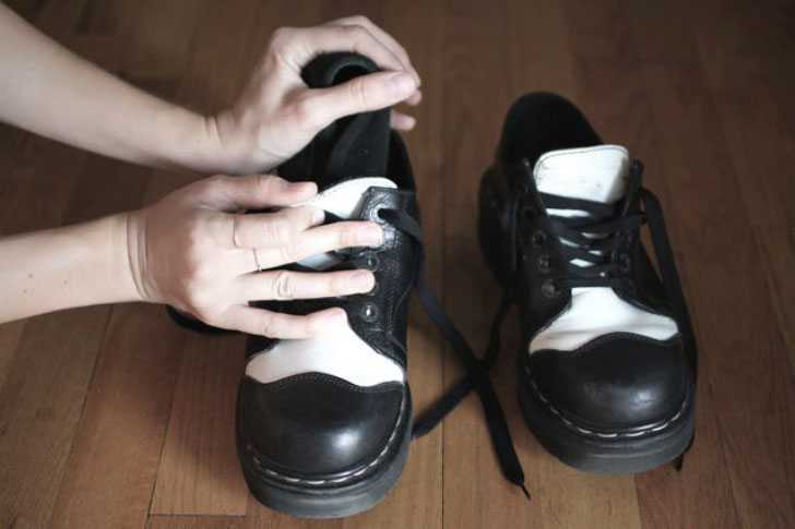 Если скрипит обувь, нужно сначала разобраться в причине. Скрипит каблук - значит плохо приклеен или прибит. Скрип ниток об подошву - пропитать касторовым или другим маслом.