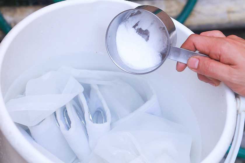 Как отбелить белые вещи в домашних условиях: народные рецепты и химия