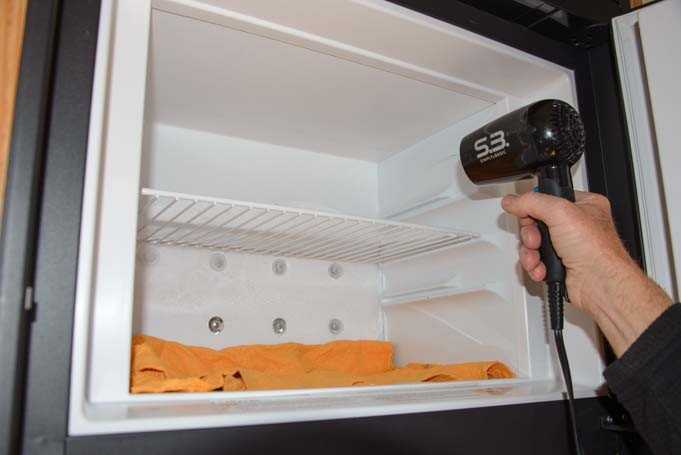 Для того, чтобы быстро разморозить холодильник, можно налить в кастрюли горячую воду и поставить на решетки. Но нельзя ставить на дно холодильника и морозилки, чтобы избежать поломок.