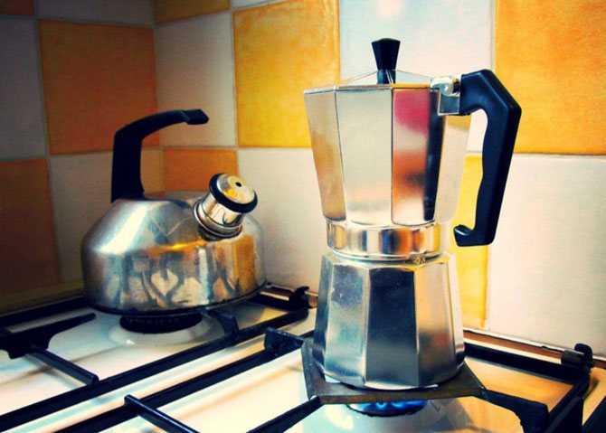 Кофеварки бывают капельного и гейзерного типа. Фильтр в капельной кофеварке может быть нейлоновым многоразовым или бумажным одноразовым. Перед первым использованием сварите...