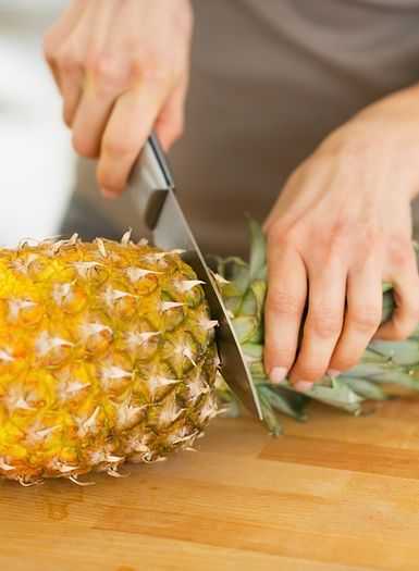 Чтобы подольше сохранить разрезанный ананас, нужно его сложить в бумажный пакет с дырочками и хранить в холодильнике, переворачивая на разные стороны.
