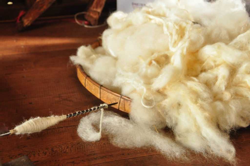 Как постирать овечью шкуру в домашних условиях: можно ли в стиральной машине, как обработать овчину руками, чем вывести пятна?