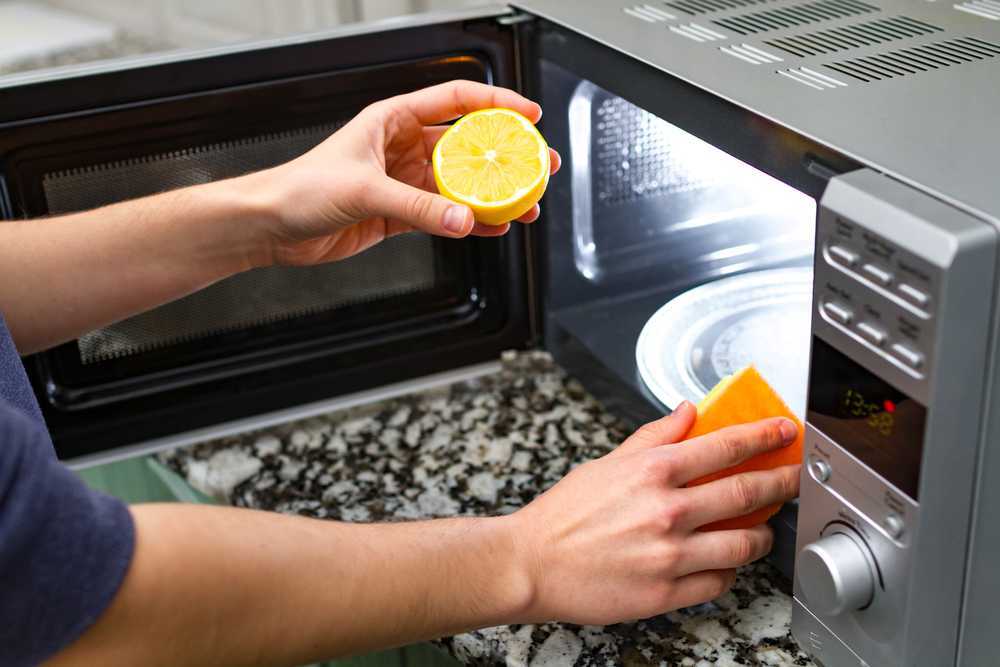 Как почистить микроволновку лимоном внутри от жира в домашних условиях