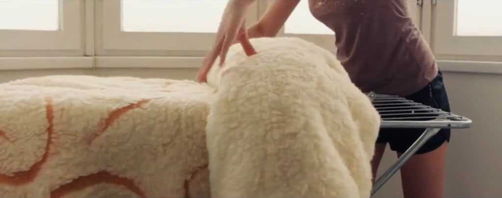 Как стирать одеяло — можно ли в стиральной машине?