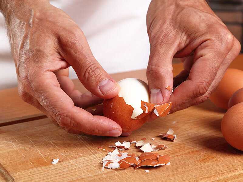 Чтобы яйцо легко чистилось, его нужно при варке закладывать в холодную воду, а после варки быстро охладить. Если перед варкой сделать в яйце прокол иглой - яйцо очистится на ура.