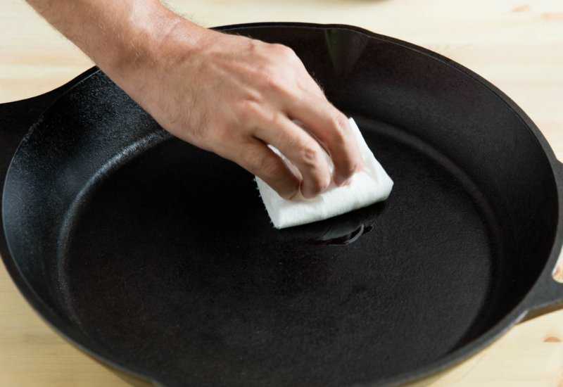 Как прокалить чугунную сковороду? способы правильной подготовки сковороды перед первым применением