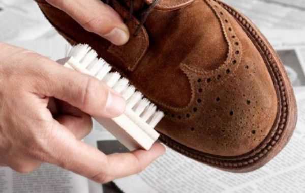 Избавиться от уличной соли на замшевой обуви помогут уксусная кислота и нашатырный спирт