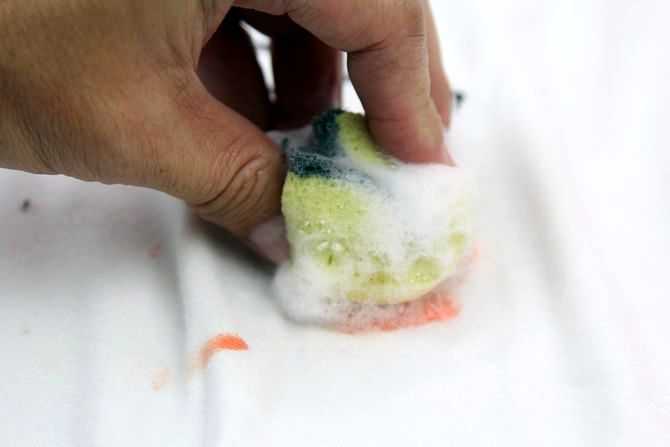 Как убрать краску с джинсов в домашних условиях: как отмыть пятно моющим средством, как очистить ткань уайт-спиритом, чем можно отстирать свежее и засохшее пятно?