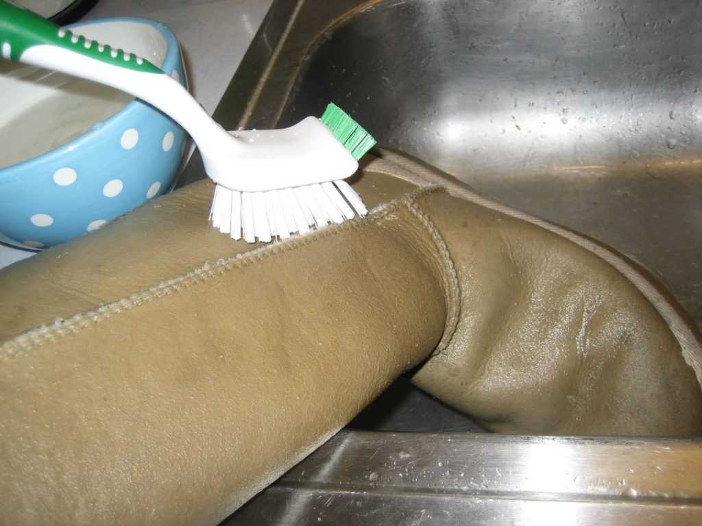 Как вывести жирное пятно с замши. как убрать и очистить масляное пятно с замшевой обуви