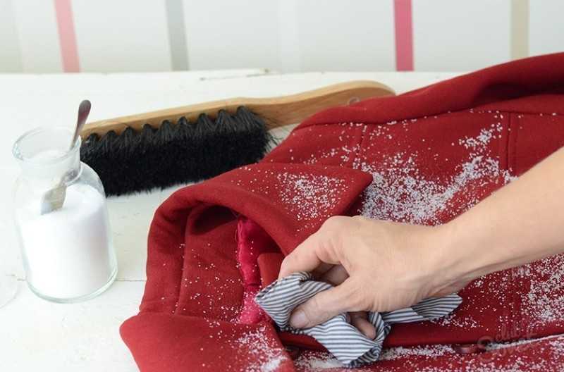Очистить пятно на замшевом пальто можно при помощи молока, пара, используя соль или мыло. Для сильно въевшихся пятен рекомендуется использовать нашатырный спирт.
