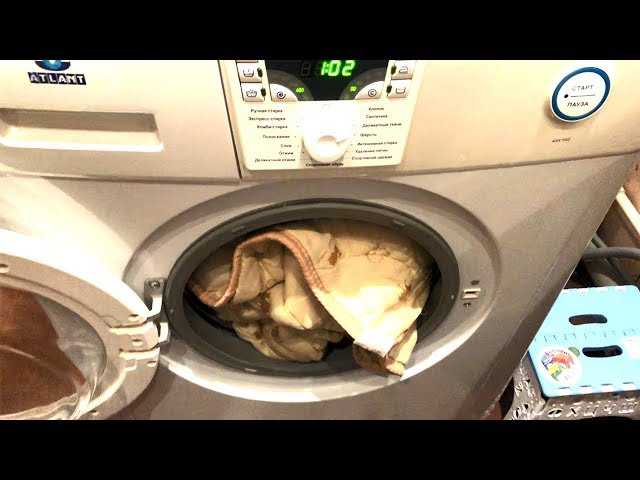 Как постирать одеяло (детское, шелковое, из холлофайбера, большое, нужна ли стирка новому), можно ли в стиральной машине-автомат, на каком режиме?