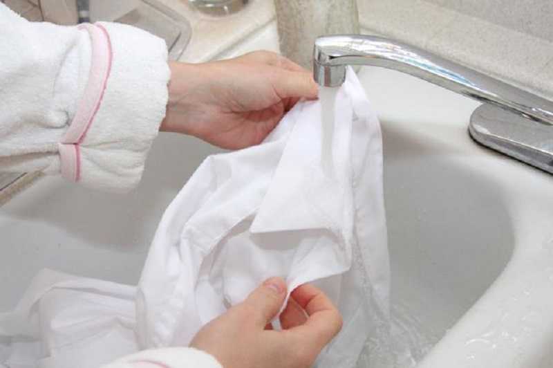 Уникальная подборка как отмыть марганцовку: с ванны, рук, одежды