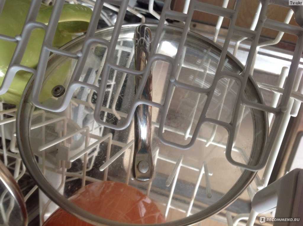 Нельзя мыть в посудомоечной машине деревянную посуду, особенно на клею, ножи, хрусталь при высокой температуре, серебряные столовые приборы, алюминий.