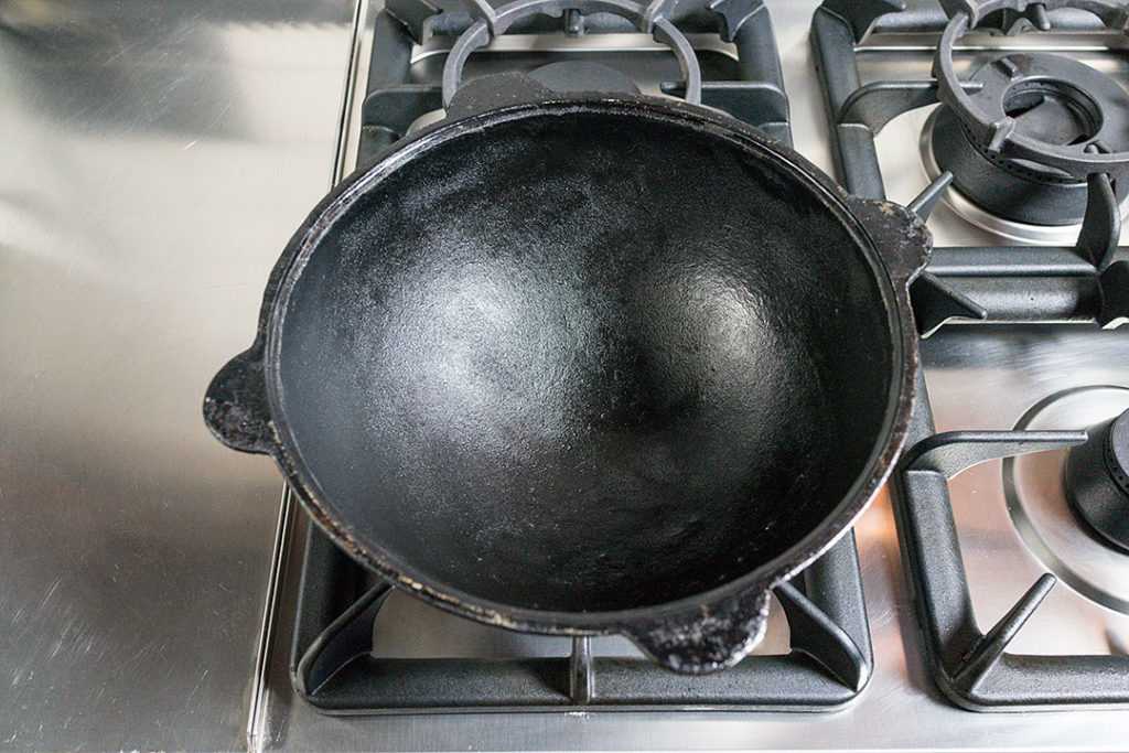Подготовка чугунной сковороды к первому использованию