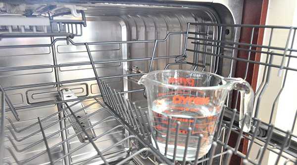 Запах в посудомоечной машины: частые причины появления и популярные способы их устранения