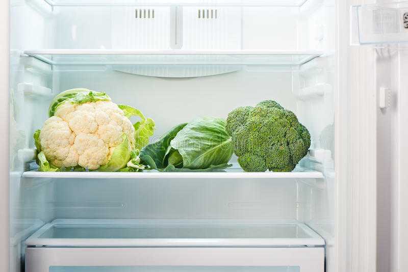 Хранить цветную капусту можно в холодильнике, морозилке, подвешенном виде. Пекинскую капусту помимо хранения в холодильнике можно высушивать. Залог долгого хранения - правильный сбор.