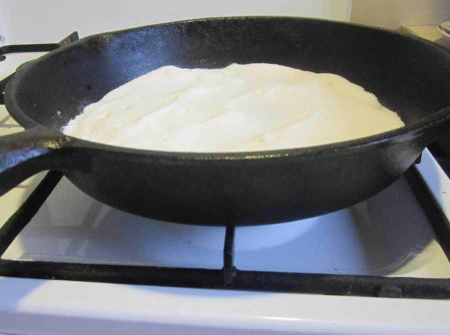 Перед использованием чугунную сковороду нужно помыть и прокалить, чтобы на ней не пригорала пища. Для прокаливания можно использовать соль или жир (масло растительное).