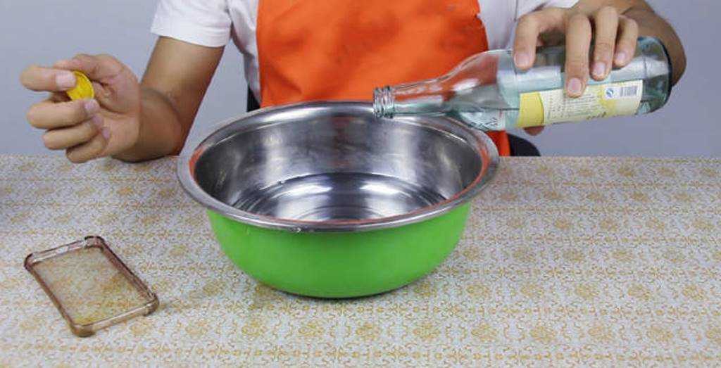 Чтобы почистить силиконовый чехол, можно воспользоваться подручными средствами: раствор буры, хозяйственное мыло, ацетон, моющее средство для посуды, изопропиловый спирт.
