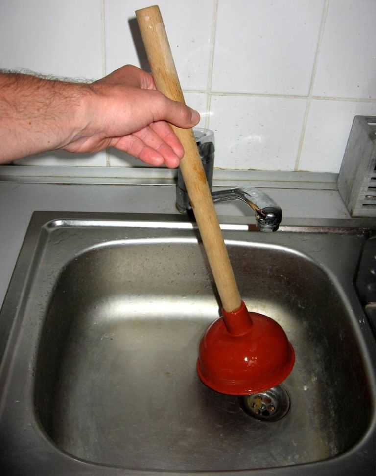 Как прочистить трубы водоснабжения своими руками