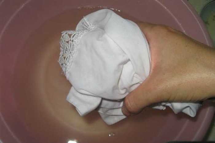 Ценные рекомендации, как необходимо стирать белые футболки в машинке и руками
