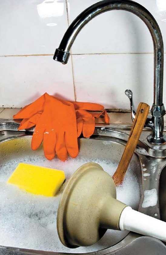 Как прочистить канализацию содой и уксусом?
