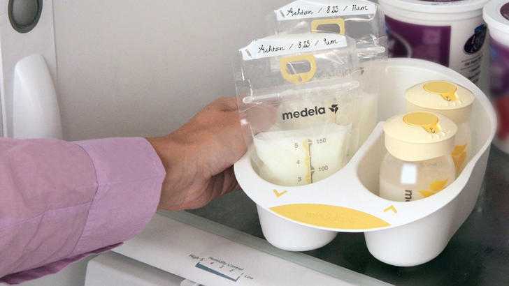 Сколько хранится грудное молоко в холодильнике: правила хранения сцеженного продукта, как долго по времени (срок в днях и часах), как правильно?