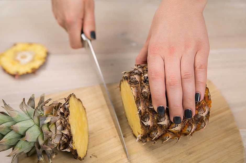 Как красиво порезать ананас на праздничный стол. фото пошагово