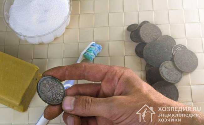 Чтобы очистить старые очень ценные монеты от ржавчины, можно воспользоваться мыльным раствором. Положив туда изделие на несколько дней, периодически переворачивая.