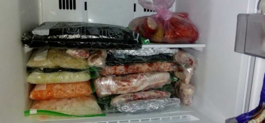 Сколько хранится замороженное мясо в морозилке?