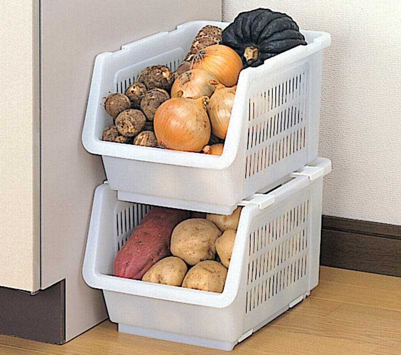 картофель перед хранением нужно хорошо просушить. Для длительного хранения лучше использовать поздние сорта картофеля. А чтобы он не прорастал - положите рядом свеклу или яблоко.