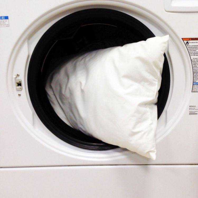 Как постирать одеяло (ватное, из овечьей шерсти, холлофайбера) в домашних условиях, можно ли использовать стиральную машину автомат