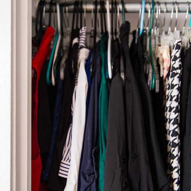 Как быстро избавиться от неприятного запаха в шкафу с одеждой?
