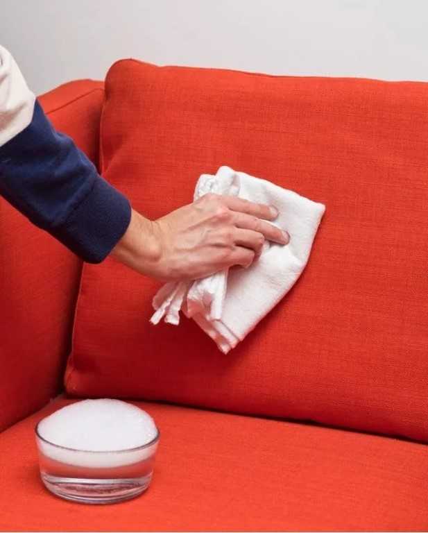 Как убрать засохшие кровяные пятна с дивана: 15 шагов