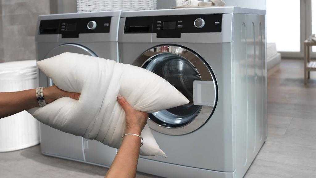 Постирать подушку из холлофайбера в стиральной машине можно в режиме синтетики или деликатной стирки при температуре 30 градусов. Чтобы постирать вручную, сначала нужно...