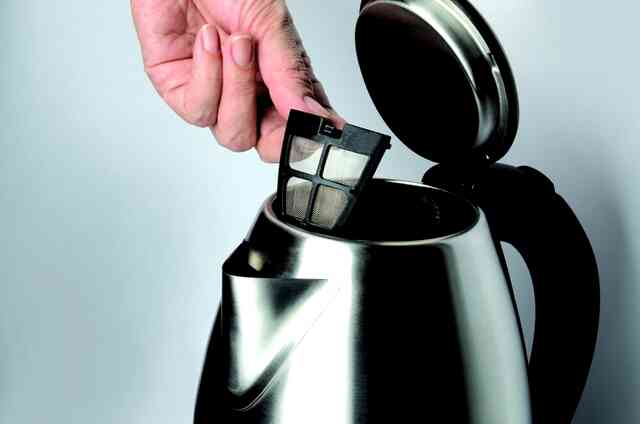 Чтобы удалить накипь в чайнике из нержавейки, можно воспользоваться содой, уксусом, газированными напитками или рассолом. Убрать накипь из чайника можно и лимонной кислотой.