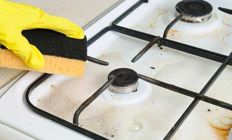 Почистить решетку газовой плиты можно разными способами. Например, набрать в ванну горячей воды, добавить моющее средство для посуды и оставить отмокать на 20-30 минут.