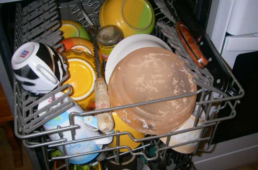 Нельзя мыть в посудомоечной машине деревянную посуду, особенно на клею, ножи, хрусталь при высокой температуре, серебряные столовые приборы, алюминий.