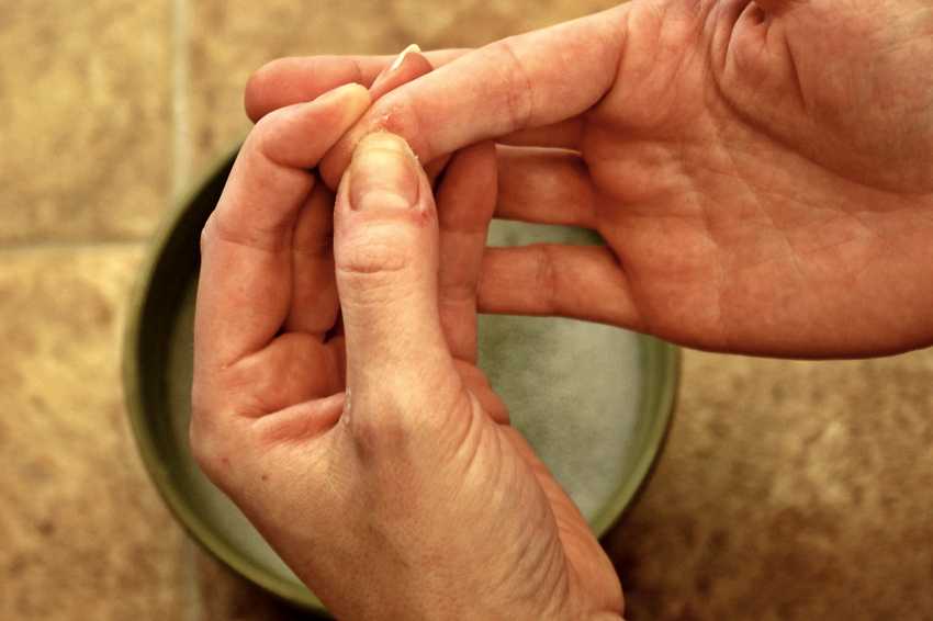Как убрать клей «момент» с рук? чем отмыть в домашних условиях, как оттереть и как удалить с кожи
