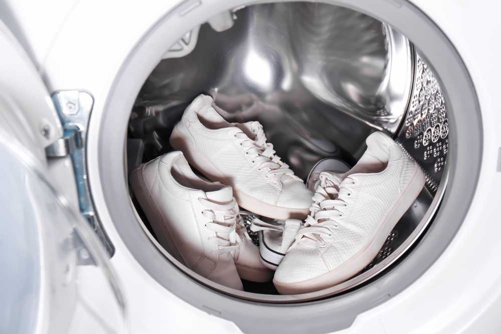 Как постирать кожаные кроссовки: при какой температуре, в стиральной машинке, вручную