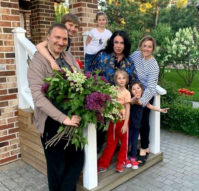 Филипп киркоров купил умопомрачительную виллу за 12 миллионов долларов со своим пляжем, катком и часовней и переехал туда с детьми