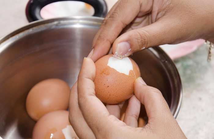 Как варить яйца чтобы хорошо чистились: способы очистки от скорлупы